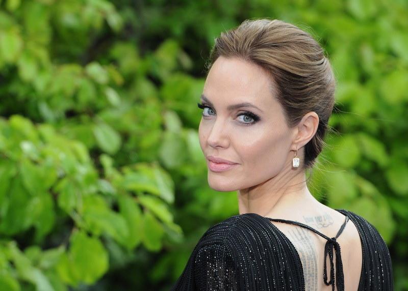 Анджелина Джоли< Span> Джоли - всемирно известная знаменитость американского происхождения.
